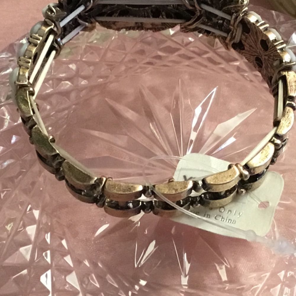 Nwt Cherry Brand White Acrylic Stone Brass Tone Stretch Bracelet — image 3 of 6